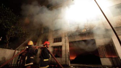 Пожежа на фабриці у Бангладеш вже забрала 121 життя