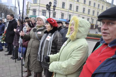 Чернівчани привітали Юлію Тимошенко з днем народження десятками букетів квітів