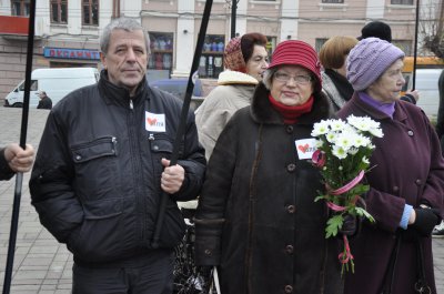 Чернівчани привітали Юлію Тимошенко з днем народження десятками букетів квітів