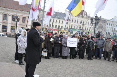 Чернівчани привітали Юлію Тимошенко з днем народження десятками букетів квітів