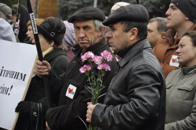 Чернівчани привітали Юлію Тимошенко з днем народження десятками букетів квітів