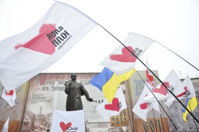 Чернівчани привітали Юлію Тимошенко з днем народження десятками букетів квітів