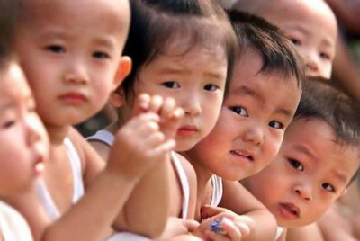 Китайцям можуть дозволити заводити другу дитину
