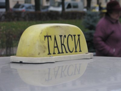 Таксиста у Чернівцях побили пасажири, бо не дозволив їм курити