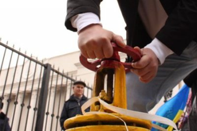 Азаров особистим рішенням збільшив запаси сланцевого газу в Україні