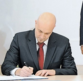 Каськів підписував скандальну угоду про LNG-термінал з лижним інструктором