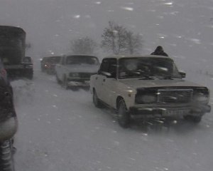 Затор на ділянці автотраси "Київ-Чоп" поки не вдається розблокувати. Люди починають замерзати (відео)