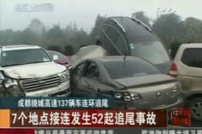 100 машин зіткнулися через туман у Китаї