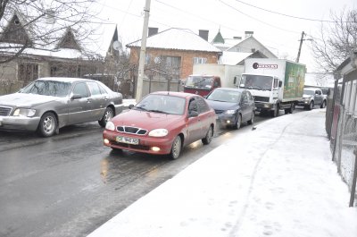 Через сніг та ожеледицю у Чернівцях на дорогах затори