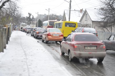 Через сніг та ожеледицю у Чернівцях на дорогах затори