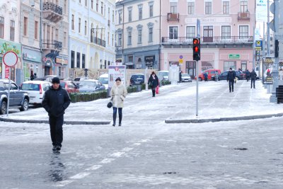 Через сніг та ожеледицю у Чернівцях на дорогах затори