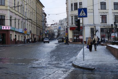 Через сніг та ожеледицю у Чернівцях на дорогах затори