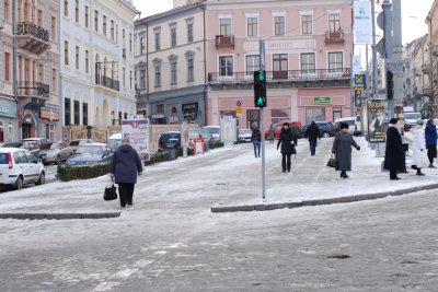 Через сніг та ожеледицю у Чернівцях на дорогах затори