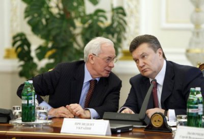 Янукович повертає Азарова