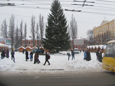 На Соборній площі будують ковзанку і різдвяний палац з вертепом