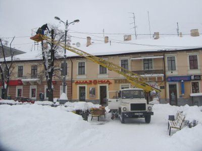 На Соборній площі будують ковзанку і різдвяний палац з вертепом