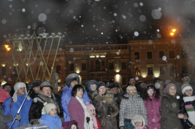 Єврейська громада святкує Хануку під снігопадом