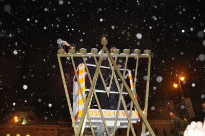 Єврейська громада святкує Хануку під снігопадом