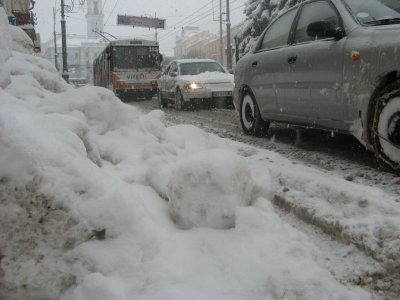 У Чернівцях через сніг кілометрові затори