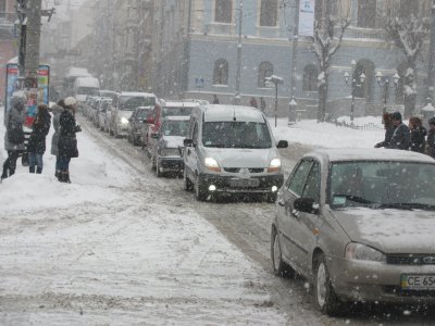 У Чернівцях через сніг кілометрові затори