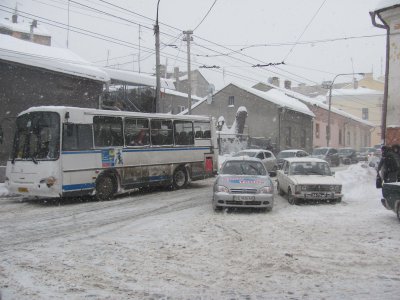 У Чернівцях через сніг кілометрові затори