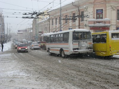 У Чернівцях через сніг кілометрові затори