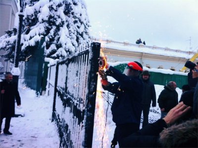 Свободівці порізали болгаркою паркан біля Ради