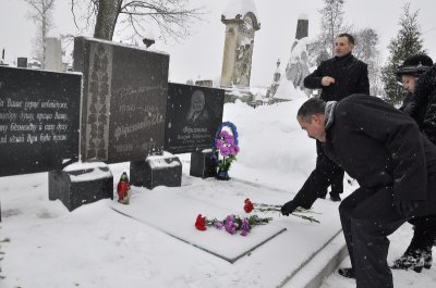 Депутати міської ради встановили пам’ятник на могилі колеги