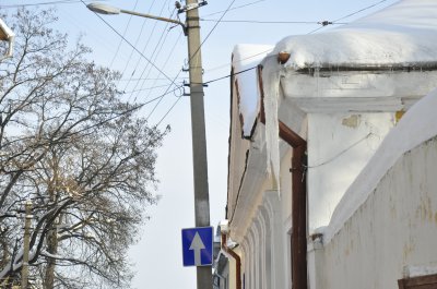 Півметрові бурульки висять над головами