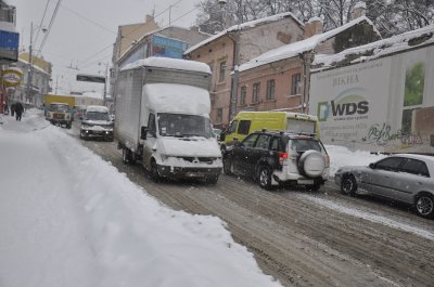 На Буковині із снігових заметів витягли 22 вантажівки