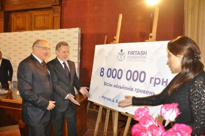 Чернівецькому університету Фірташ подарував вісім мільйонів гривень на дах (фоторепортаж)