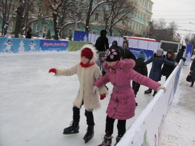 На Соборній площі у Чернівцях відкрилася безкоштовна ковзанка