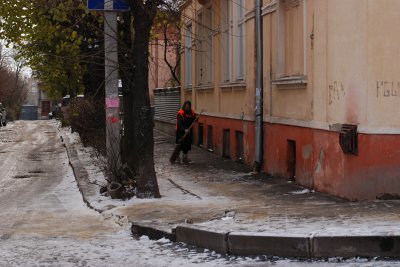 Тротуари завалені снігом, бо двірників не вистачає