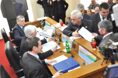Депутати Чернівецької облради штовхалися й блокували трибуну