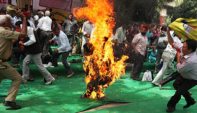 У Пакистані натовп заживо спалив чоловіка
