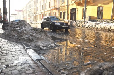 Через відлигу на дорогах Чернівців - великі калюжі