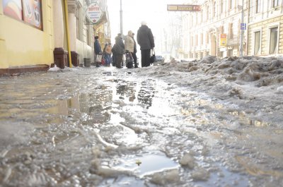 Через відлигу на дорогах Чернівців - великі калюжі