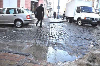 Через відлигу на дорогах Чернівців - великі калюжі