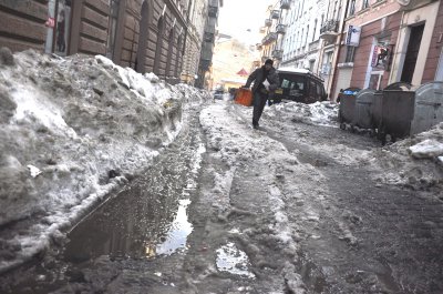 Через відлигу на дорогах Чернівців - великі калюжі