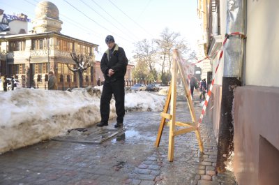 Через відлигу на дорогах Чернівців - великі калюжі