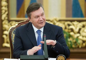 Янукович обіцяє захищати українську мову