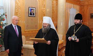 УПЦ нагородила Азарова відзнакою