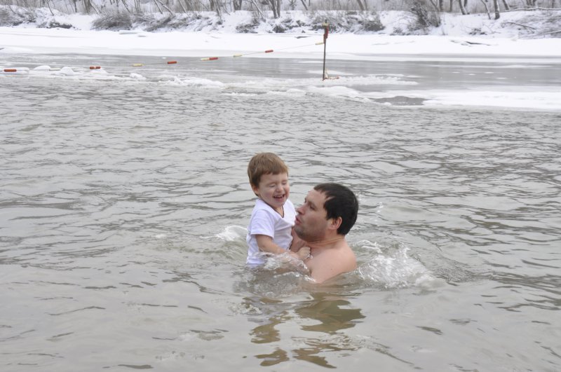 У Пруті на Водохреще купалися сотні людей