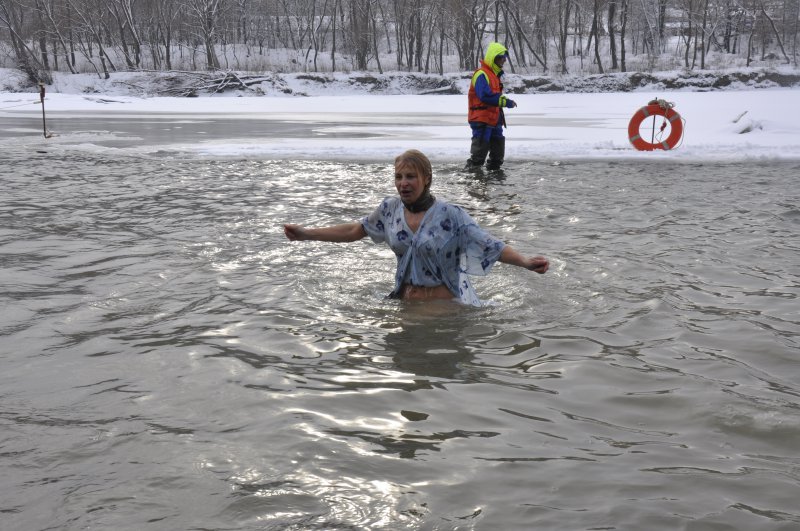 У Пруті на Водохреще купалися сотні людей