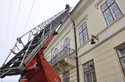 У Чернівцях до розчищення дахів залучили рятувальників