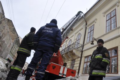 У Чернівцях до розчищення дахів залучили рятувальників