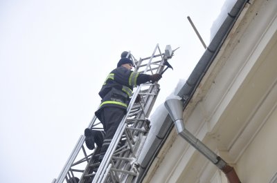 У Чернівцях до розчищення дахів залучили рятувальників