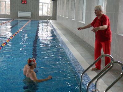 Першого відвідувача басейну у Чернівцях зустрічали із шампанським