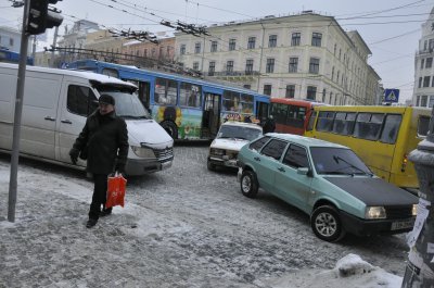 Через тролейбус рух у центрі Чернівців паралізовано