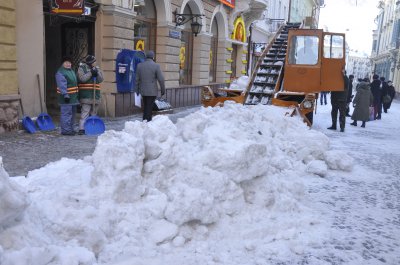 Сніг у центрі Чернівців прибирають до приїзду міністрів?